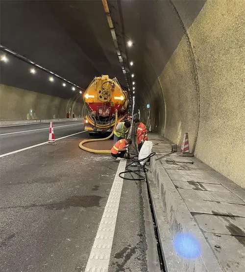 清流隧道排水渠清淤